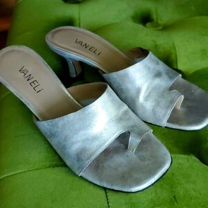Vaneli size 6 silver low heel stunners!